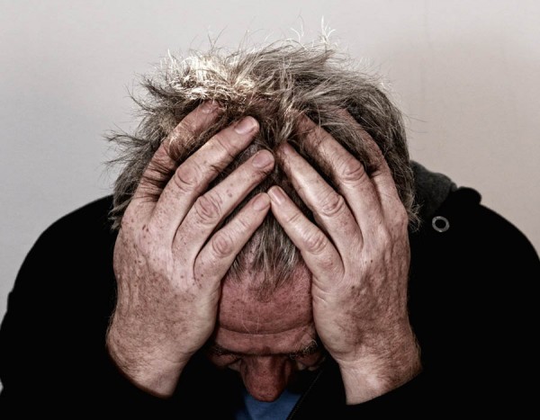starejši gospod se drži za glavo zaradi glavobola diagnostika clarus