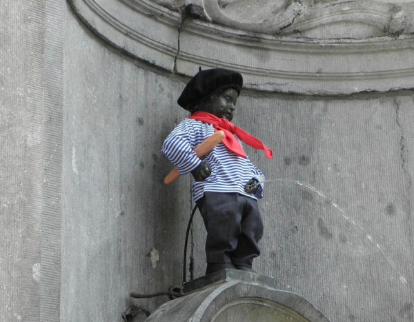 kip dečka na vodnjaku oblečenaga v francoski stil oblačil 